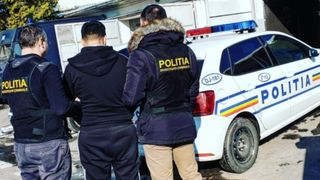 A furat bijuterii de 10.000 de lei, dar a plecat cu autostopul de la locul faptei. Ce a urmat