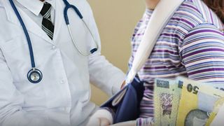 VIDEO -Un pediatru condamnat pentru mită este acuzat acum de malpraxis