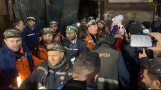 Minerii blocaţi &icirc;n subteranul Minei Lupeni au ieşit la suprafaţă