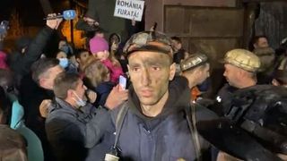 Minerii blocaţi &icirc;n subteranul Minei Lupeni au ieşit la suprafaţă