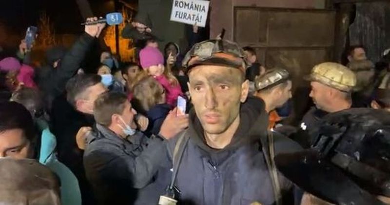 Minerii blocaţi în subteranul Minei Lupeni au ieşit la suprafaţă