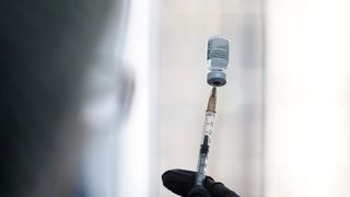 Cum se simte acum femeia care a suferit prima reacție severă post-vaccin, de tip anafilactic