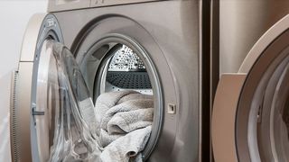 Un minor a murit după ce rămas blocat în mașina de spălat. Cazul șocant al băiatului