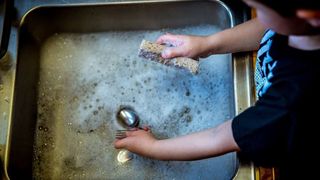 copil mort în mașina de spălat