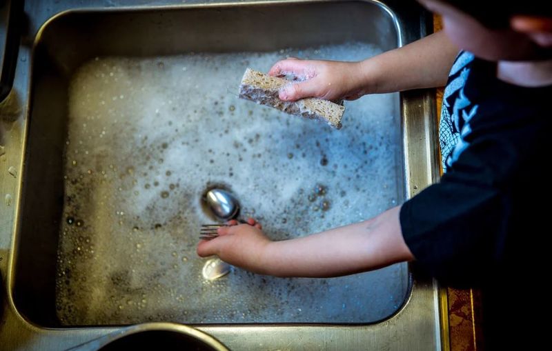 copil mort în mașina de spălat