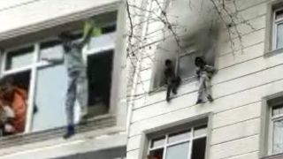 Salvare spectaculoasă în Turcia. Patru copii, aruncați de mama lor de la etaj în timpul unui incendiu (VIDEO)