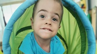 Povestea emoționantă a lui Luca-David, un băiețel de 4 ani cu leziuni profunde pe creier. "Îmi doresc să aibă în sfârșit o copilărie"