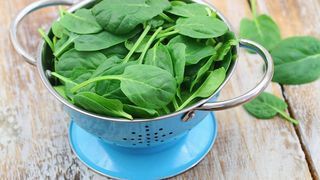 Este sau nu toxic spanacul crud?