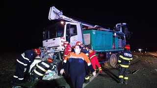 Accident grav! Două persoane au decedat, după ce maşina în care se aflau s-a izbit de o autoutilitară
