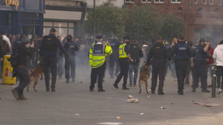 Zeci de arestări şi trei poliţişti răniţi la un protest violent contra restricţiilor COVID-19