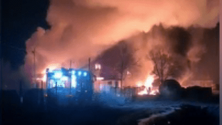 Incendiu puternic la o fabrică de produse din țiței din Prahova. Cele două victime ar putea fi transferate în străinătate