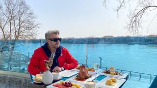 VIDEO - Designerul Cătălin Botezatu se relaxează la cinci stele în Deltă