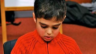 Elev umilit de profesoară pentru că a oferit un  mărțișor „prea ieftin”. Copilul are probleme cu vederea