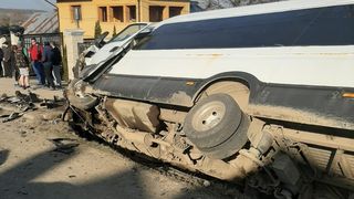 Plan ROȘU de intervenție în Suceava. Microbuz școlar cu 19 elevi, proiectat în șanț