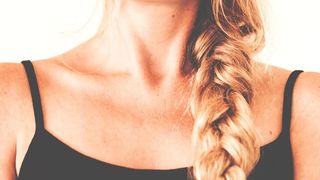 Ce boală ai dacă te doare g&acirc;tul și urechea c&acirc;nd &icirc;nghiți?! Simptomele care &icirc;ți dau alarma