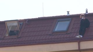 Un tânăr de 22 de ani s-a aruncat de pe un bloc de 4 etaje. O altă intervenție ratată a autorităților