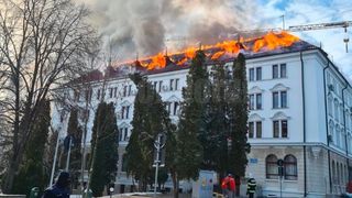 VIDEO| Foc la Prefectura Sucevei. Autoritățile au intervenit de urgență