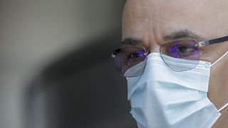 Raed Arafat: „Ne confruntăm cu riscul răspândirii mai rapide din cauza noii tulpini care devine din ce în ce predominantă peste tot”