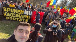 Protest de ultima oră în București. Lumea se revoltă față de vaccinarea obligatorie