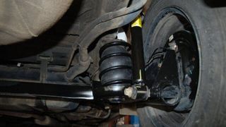 Pernele auxiliare, pe aer, ce vă sporesc confortul pe drumurile denivelate - da, există așa ceva!