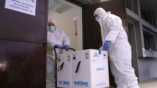 Oameni vaccinați împotriva Sars-Cov-2. Lupta contra virusului continuă