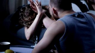 Șocant: Un copil a fost bătut în microbuzul şcolar de către tatăl unui coleg