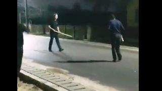 bărbat bătut cu parul pe stradă