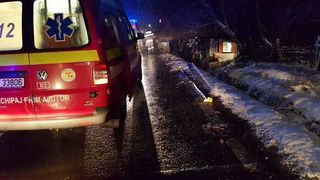 Accident de ultima oră. O ambulanță a ieșit de pe șosea: o adolescentă gravidă, &icirc;n stare gravă