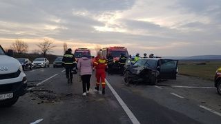 Accident grav! Şapte persoane rănite, după ce un autoturism s-a izbit de un microbuz