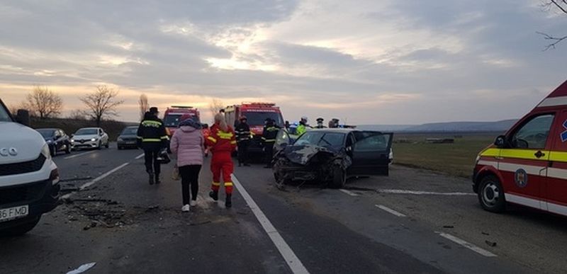 Accident grav! Şapte persoane rănite, după ce un autoturism s-a izbit de un microbuz