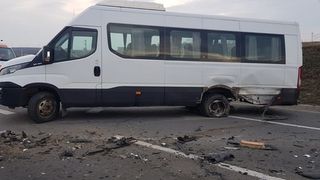 Accident grav! Şapte persoane rănite, după ce un autoturism s-a izbit de un microbuz