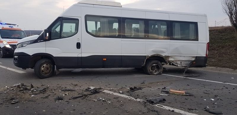 Accident grav! Şapte persoane rănite, după ce un autoturism s-a izbit de un microbuz