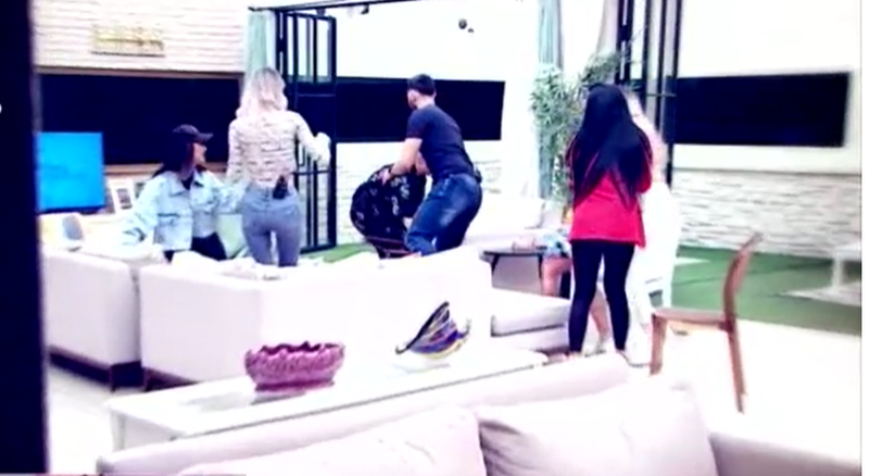 Scandal în casa „Puterea dragostei”! Două concurente au sărit la bătaie