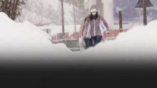 VIDEO - Iarna se &icirc;ntoarce iar cu zăpadă chiar la &icirc;nceputul primăverii