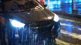 5 greșeli pe care le faci atunci când conduci pe ploaie