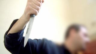 Atac cu cuțitul la o farmacie din Craiova. Câți bani au fost furați