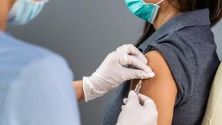 C&acirc;ți rom&acirc;ni s-au vaccinat &icirc;n ultimele 24 de ore și c&acirc;te reacții adverse s-au &icirc;nregistrat