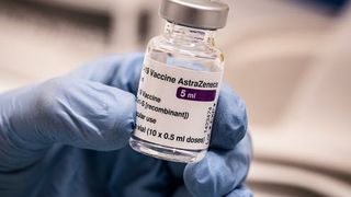 Mai multe țări din Uniunea Europeană reiau vaccinarea cu AstraZeneca