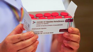 O nouă tranşă de vaccin AstraZeneca sosește în țară vineri. Ce se va întâmpla cu lotul pus în carantină