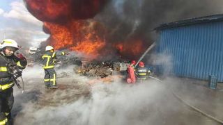 Incendiu puternic la deşeuri depozitate pe un c&acirc;mp. Pompierii au intervenit 