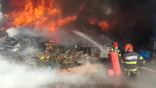 Incendiu puternic la deşeuri depozitate pe un c&acirc;mp