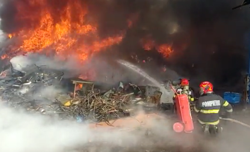 Incendiu puternic la deşeuri depozitate pe un câmp