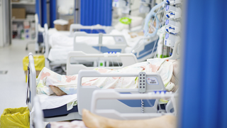 Doi pacienți cu COVID-19 au decedat, &icirc;n timp ce așteptau să se elibereze locuri la ATI