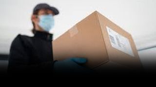 VIDEO-Lăutar vs curier. Motivul- întârzierea cu trei zile a unui colet