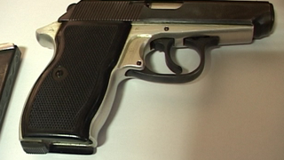 Un t&acirc;năr de 18 ani, plasat sub control judiciar după ce a intrat &icirc;ntr-un liceu şi a ameninţat o fată cu un pistol