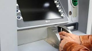 Șase români care jefuiau bancomate în Marea Britanie, trimiși după gratii timp de 14 ani