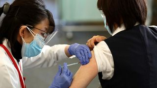 Vești bune pentru rom&acirc;ni. Peste 345.000 de doze Pfizer ajung luni &icirc;n Rom&acirc;nia