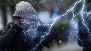 VIDEO - Ninsoare căzută brusc, cu fulgere, în câteva zone din Capitală