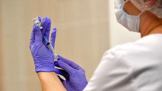 Câți români s-au vaccinat împotriva COVID-19 în ultima zi și câte reacții adverse s-au înregistrat