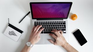 Contractor sau angajat în domeniul IT? Avantaje și dezavantaje